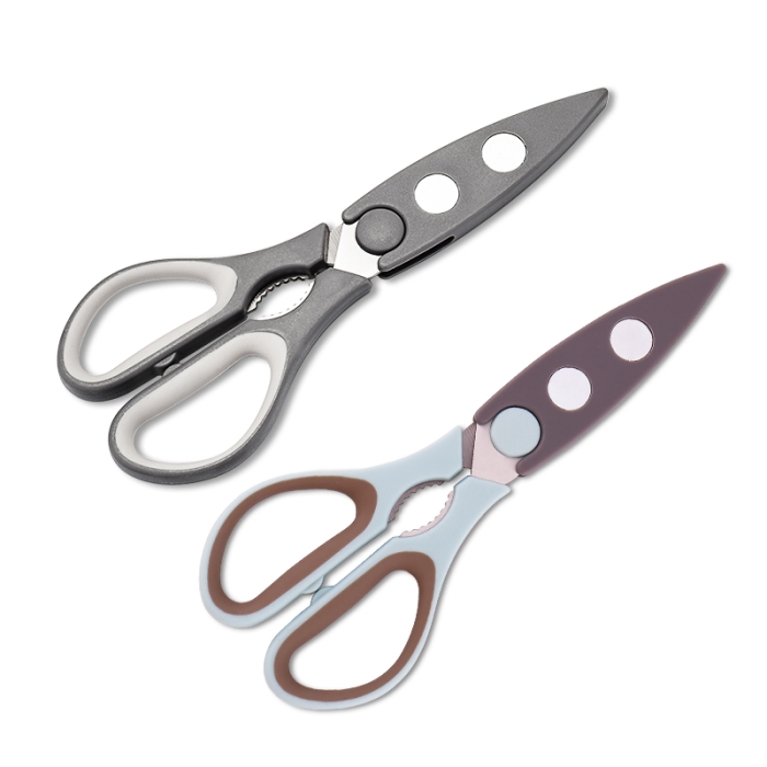 Scissors with magnet